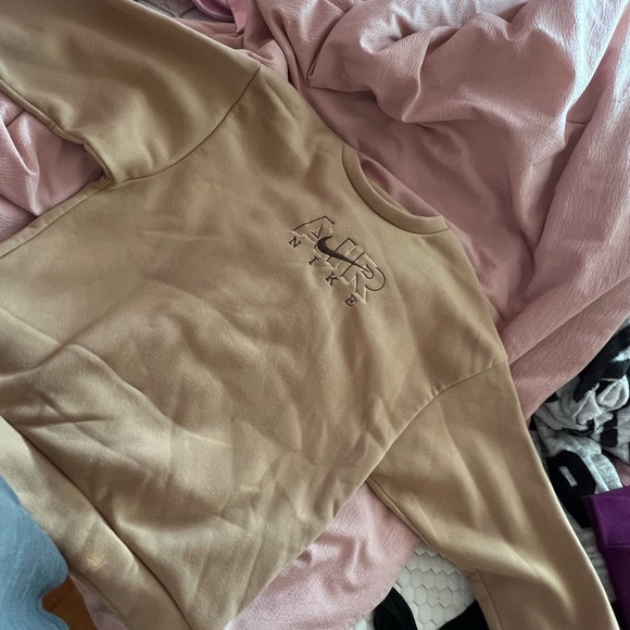 Nike crewneck, never worn. - Picture 2 of 4